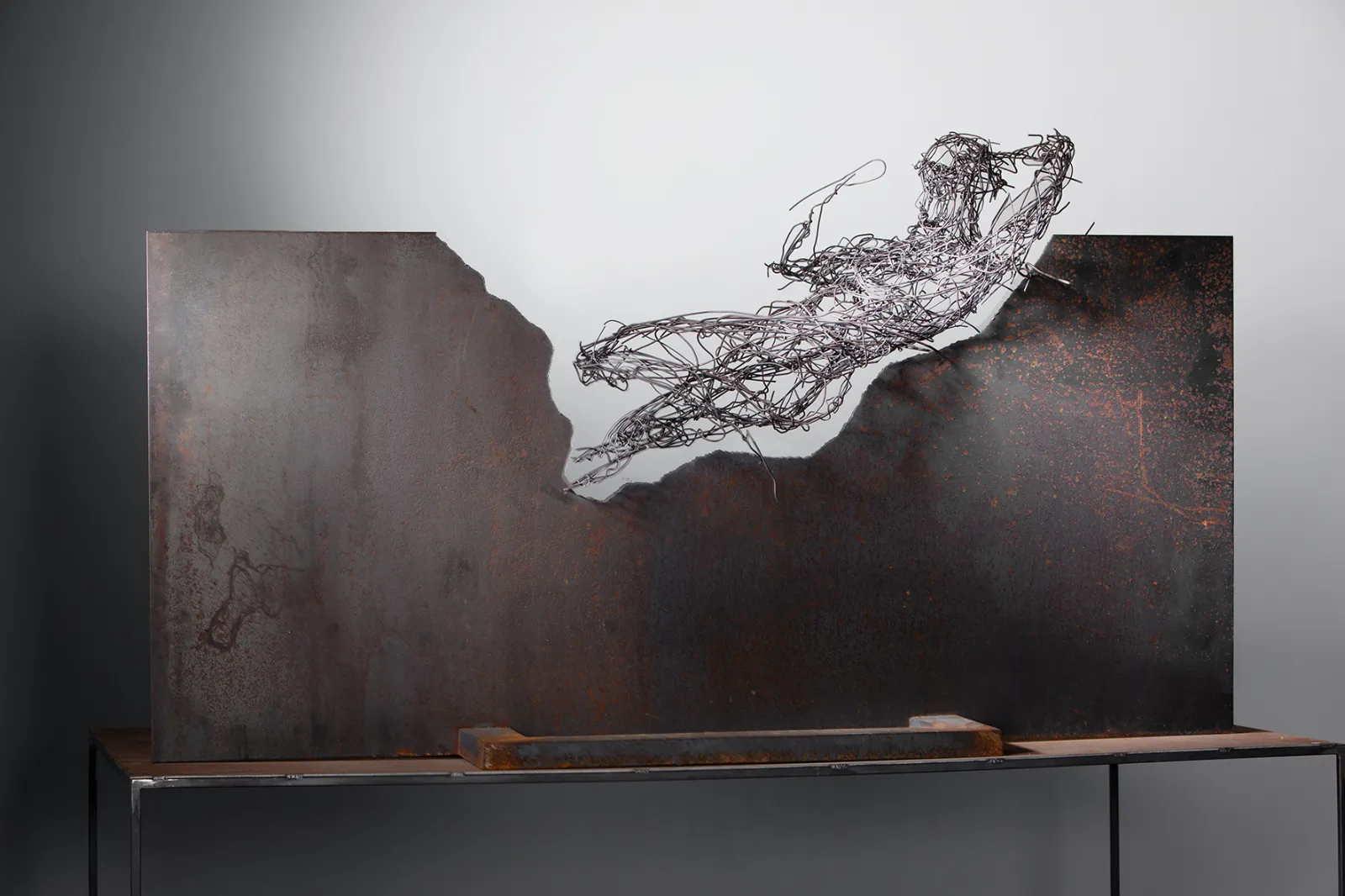 RE:TURNING – Drahtskulptur von Bildhauerin Stefanie Welk, Kunst für Wohnraum, Praxisräume und Büro