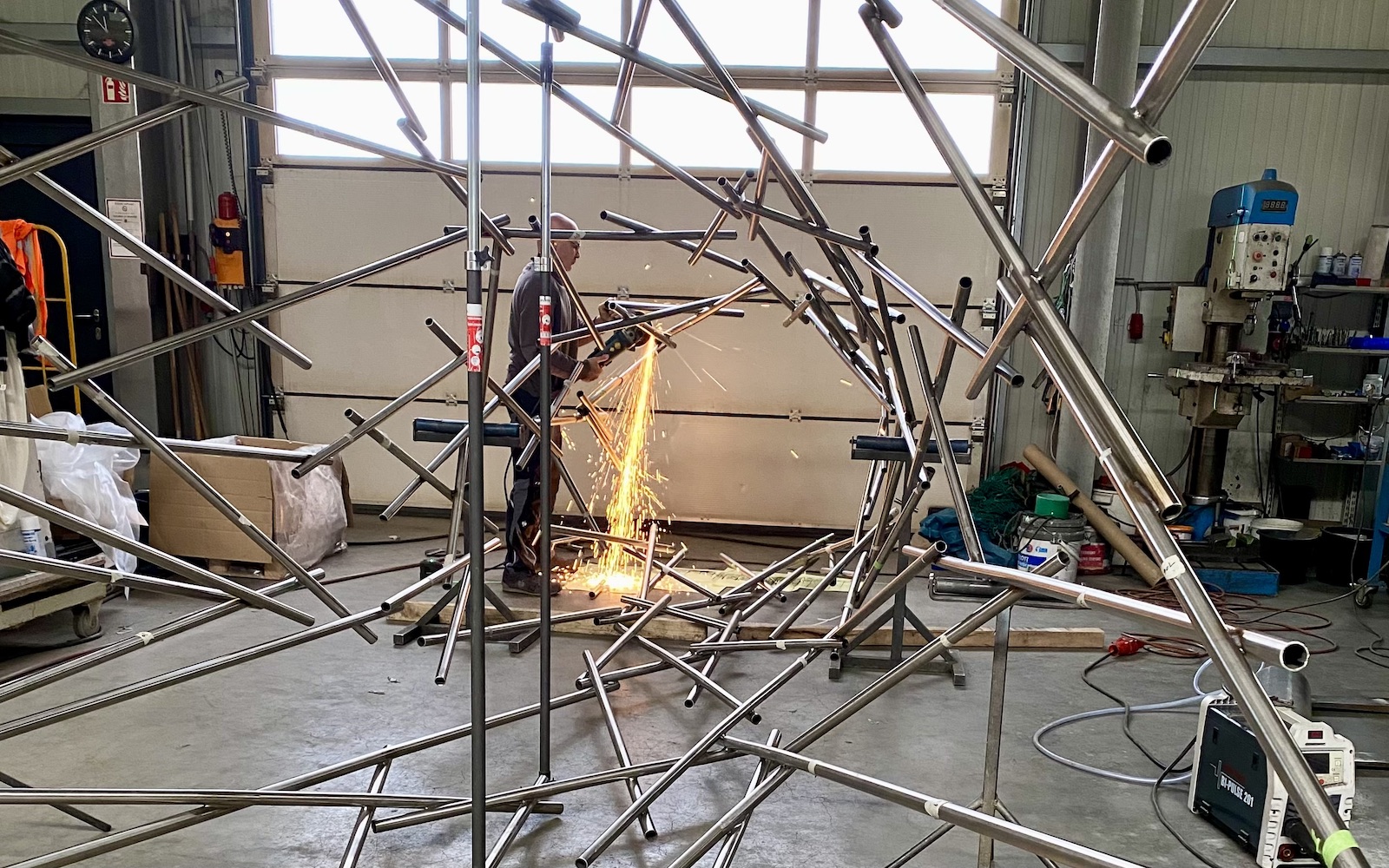 Kunst am Bau, Kunst aus Rohren, Kunst im öffentlichen Raum